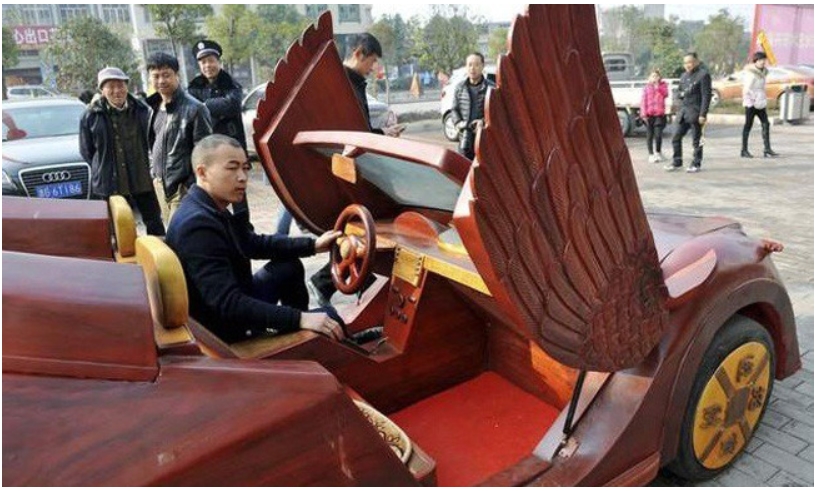 El hortera supercoche de madera de un granjero chino, que no pasa de 30 km/h