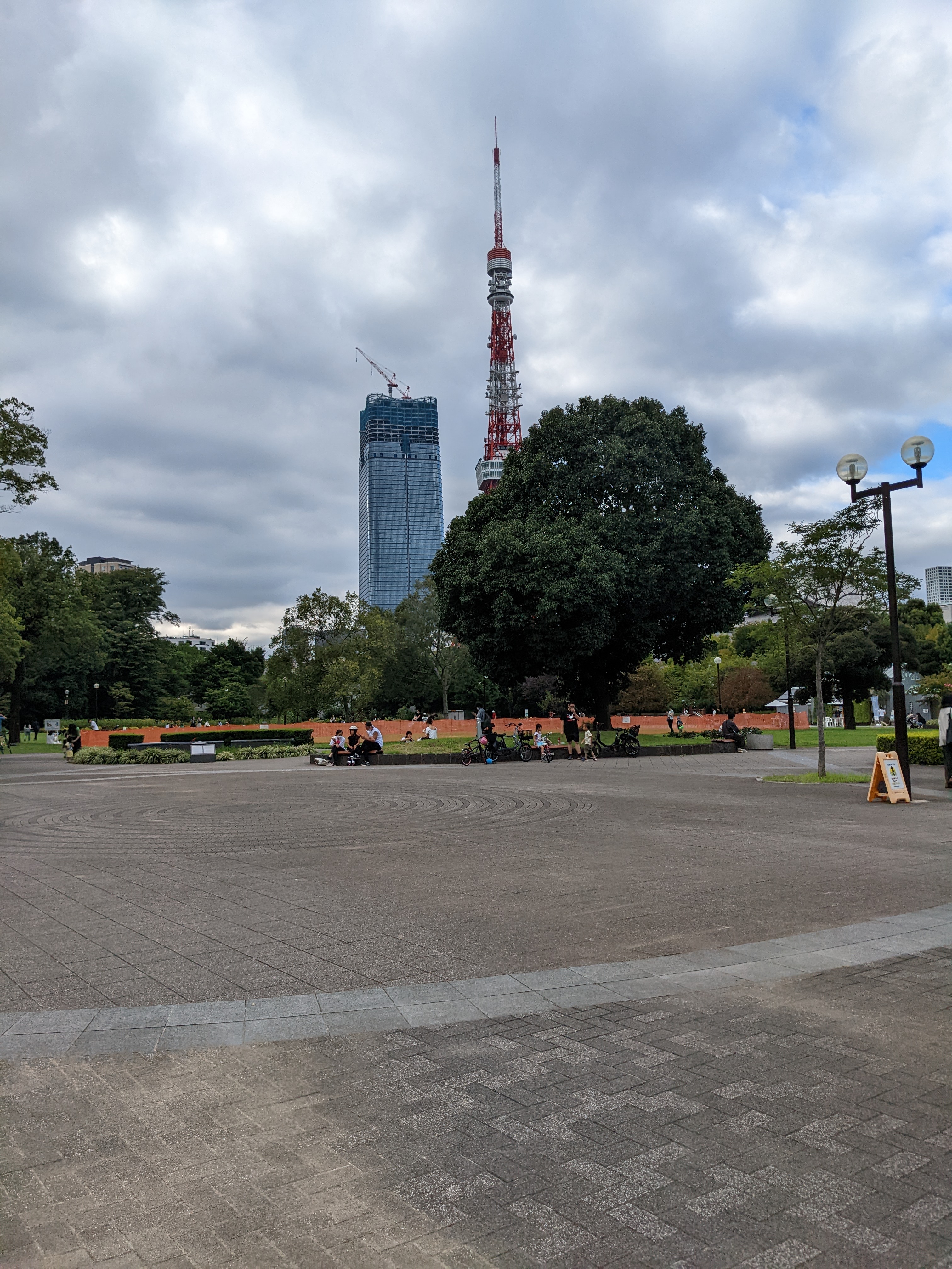 駅出てすぐのとこ