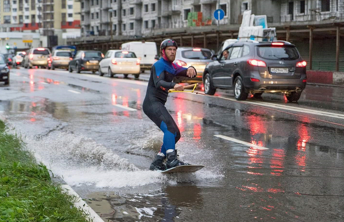 На водных лыжах в городе