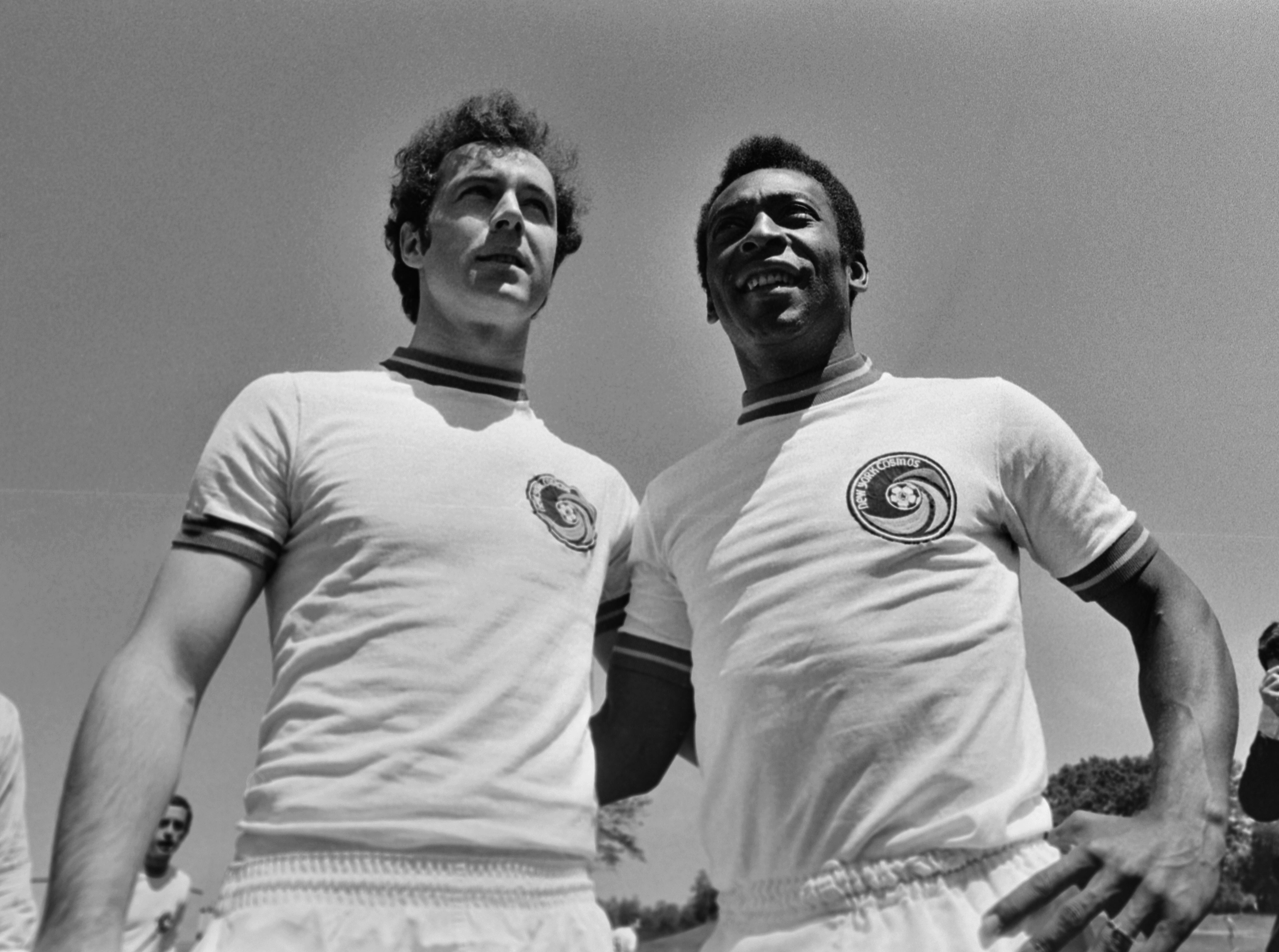 Beckenbauer samen met Pelé in het shirt van New York Cosmos