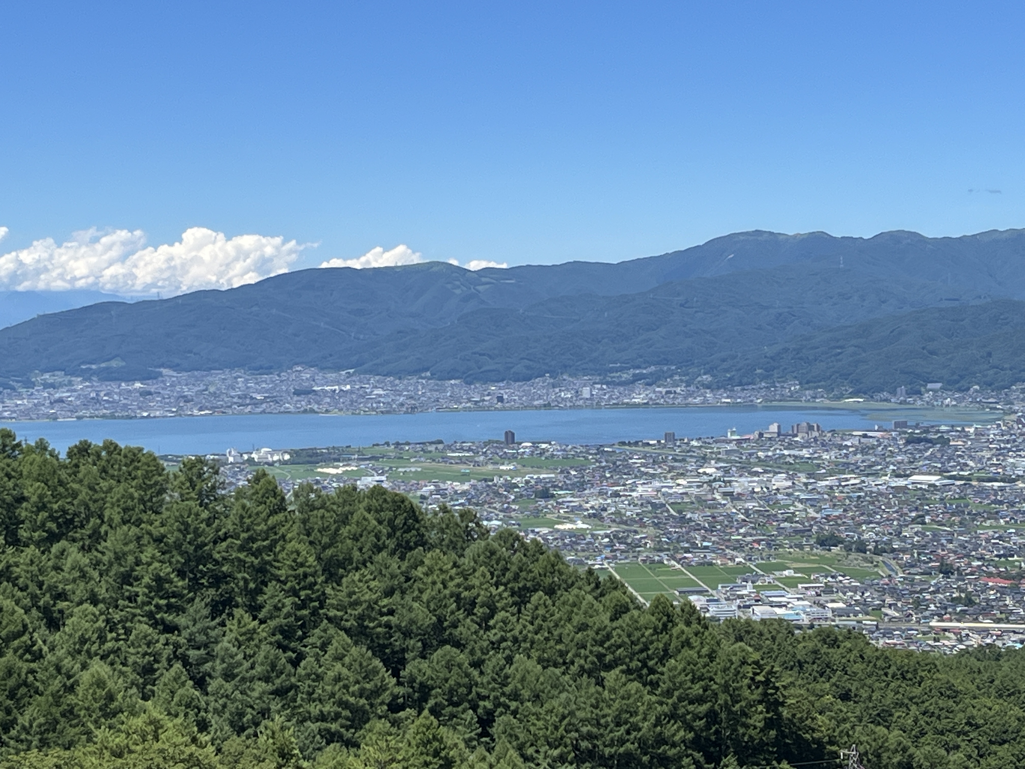 杖突峠から諏訪湖を望む