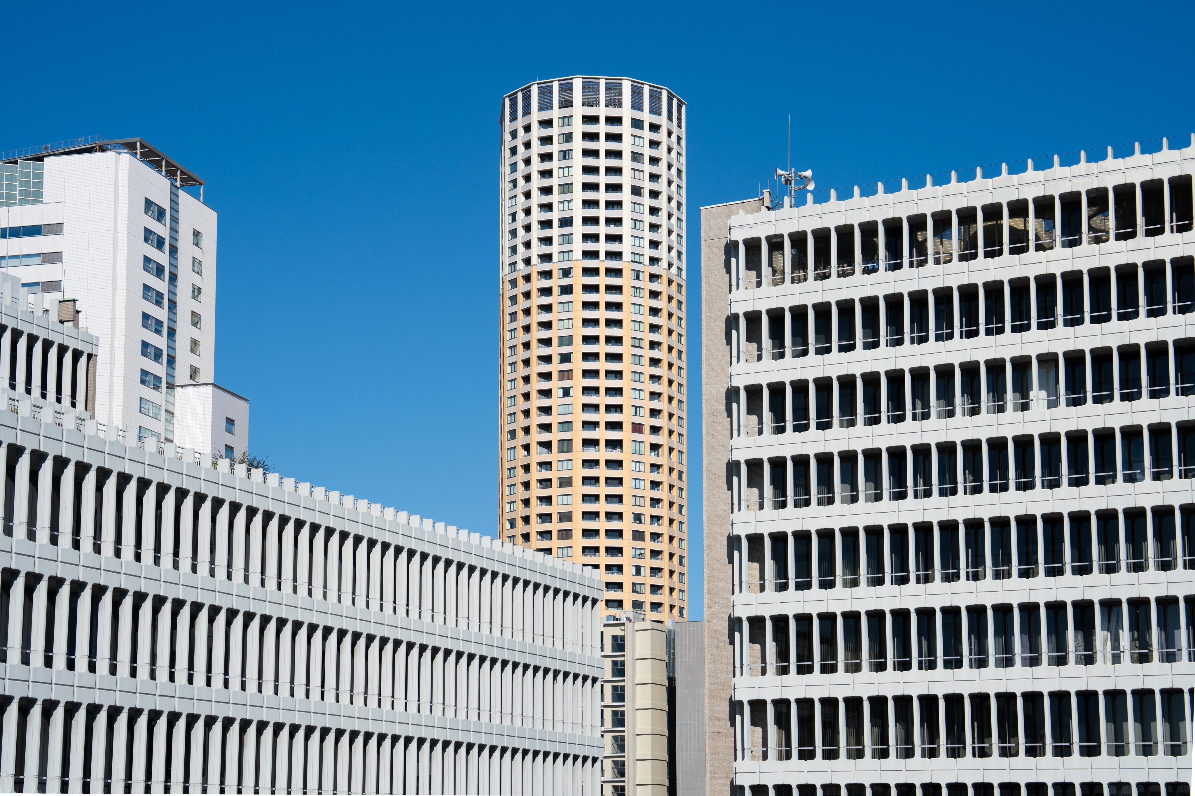 目黒区役所と丸い高級マンション