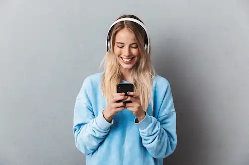 音楽を聴いている女性