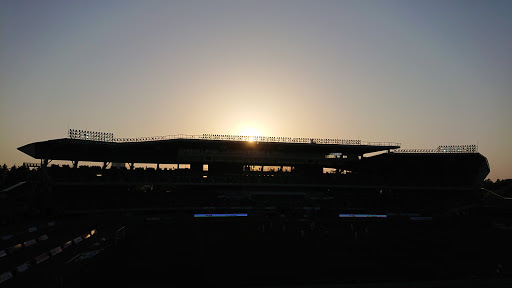 [写真]試合終了近くになってようやく日が沈む