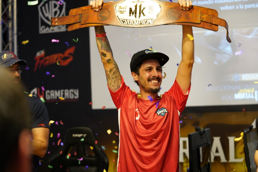 Fasoll levantando el cinturón de campeón en Gamergy. Fuente: https://twitter.com/Sh4rin_Papito/status/1143181333100978182 Fasoll levantando el cinturón de campeón en Gamergy. Fuente: https://twitter.com/Sh4rin_Papito/status/1143181333100978182