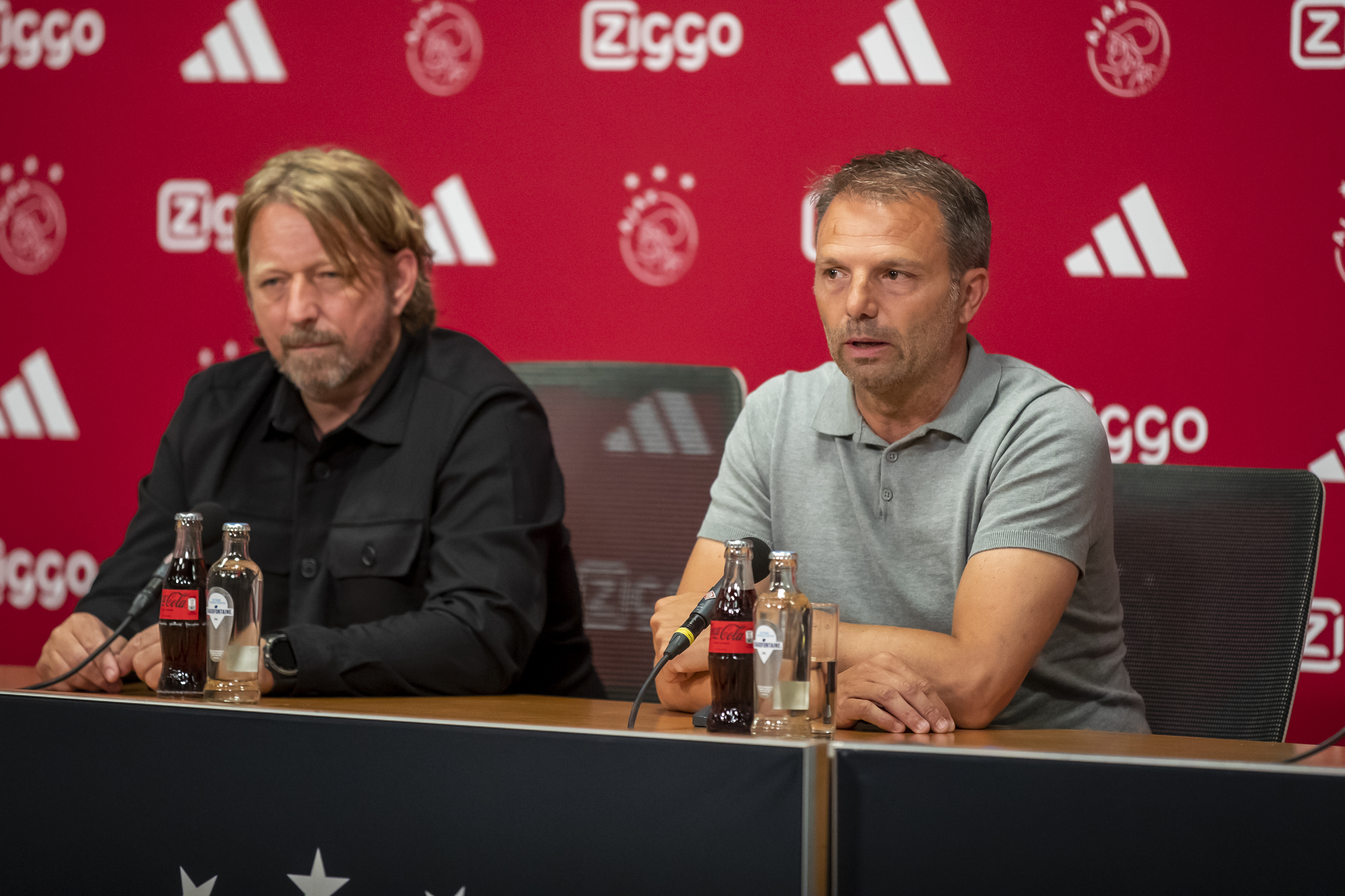 Sven Mislintat en Maurice Steijn tijdens de presentatie van de nieuwe trainer.