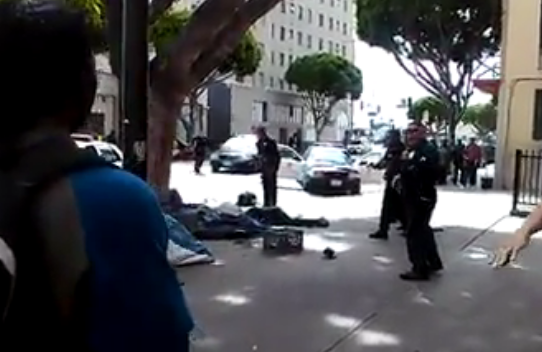 Βίντεο σοκ: Αστυνομικοί σκοτώνουν άστεγο στο Λος Άντζελες 149ad47b9b87242d1494bacc8a871757