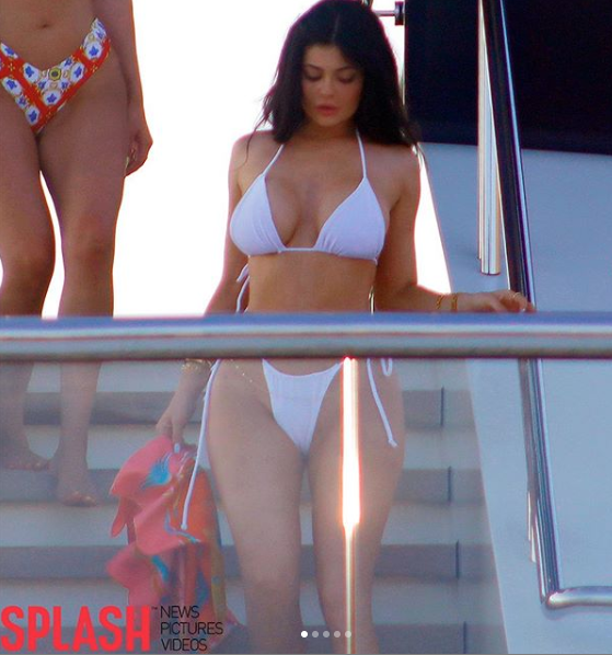 Kylie Jenner es captada luciendo sus curvas en diminuto traje de baño -  Chapin Radios