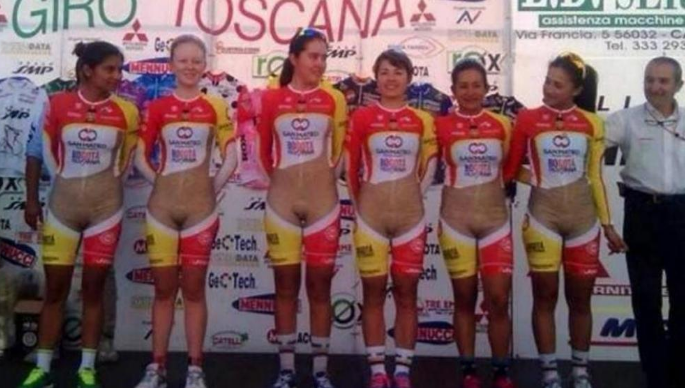 Equipo femenino de ciclismo pidiendo rabo