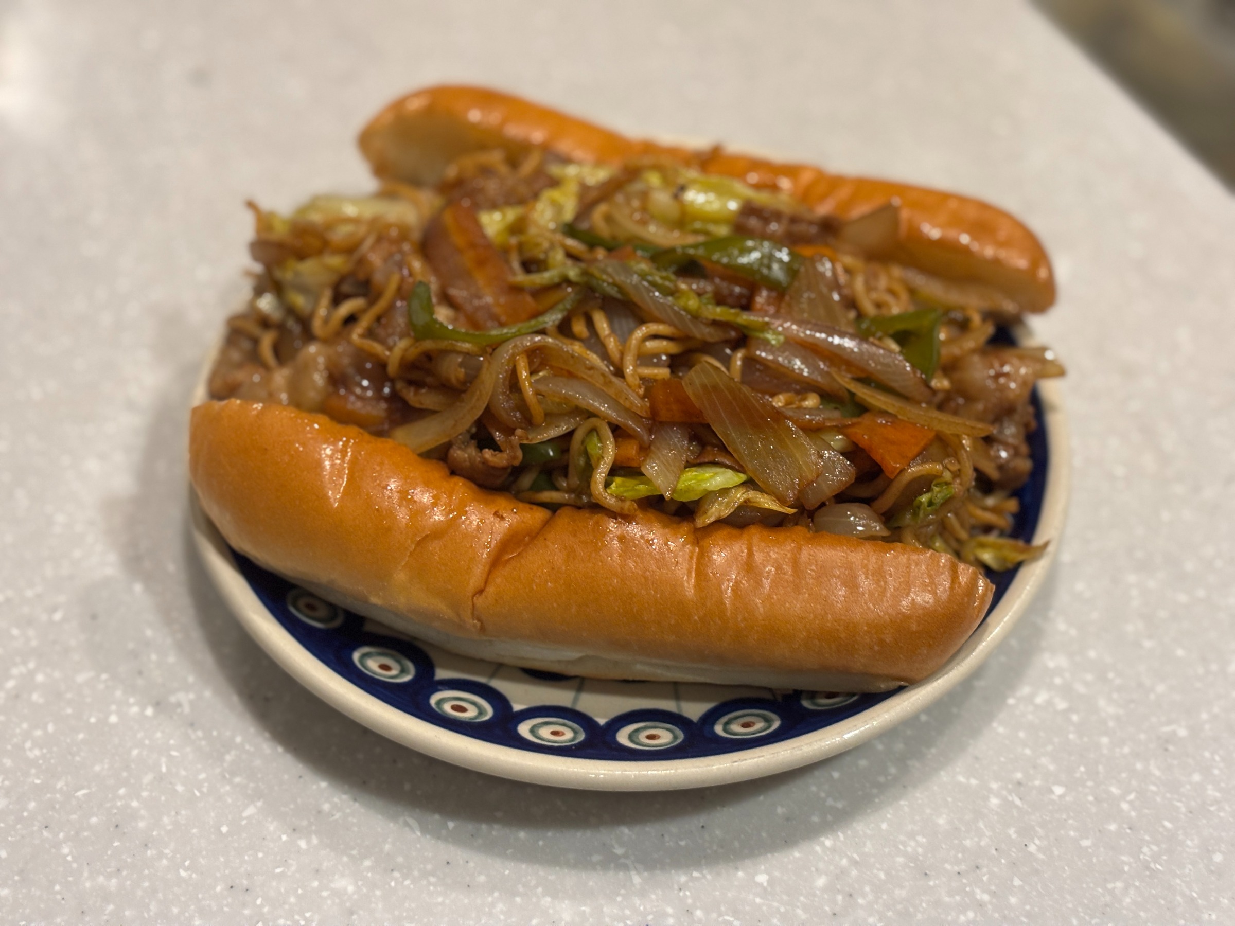 20250402 焼きそばの両側に千切れたロールパンを設置したもの