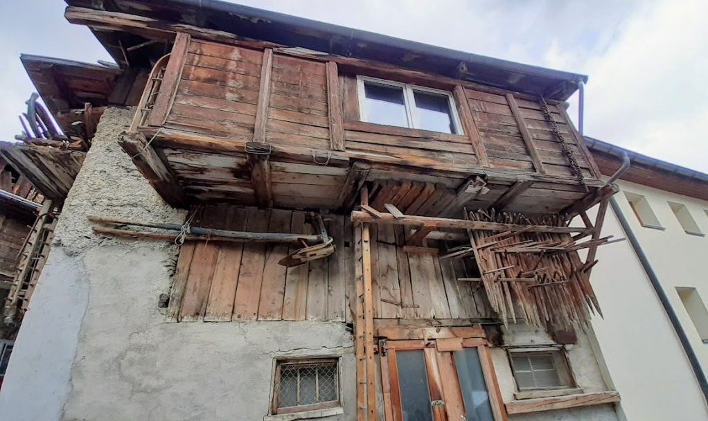 Extension of a house with tools