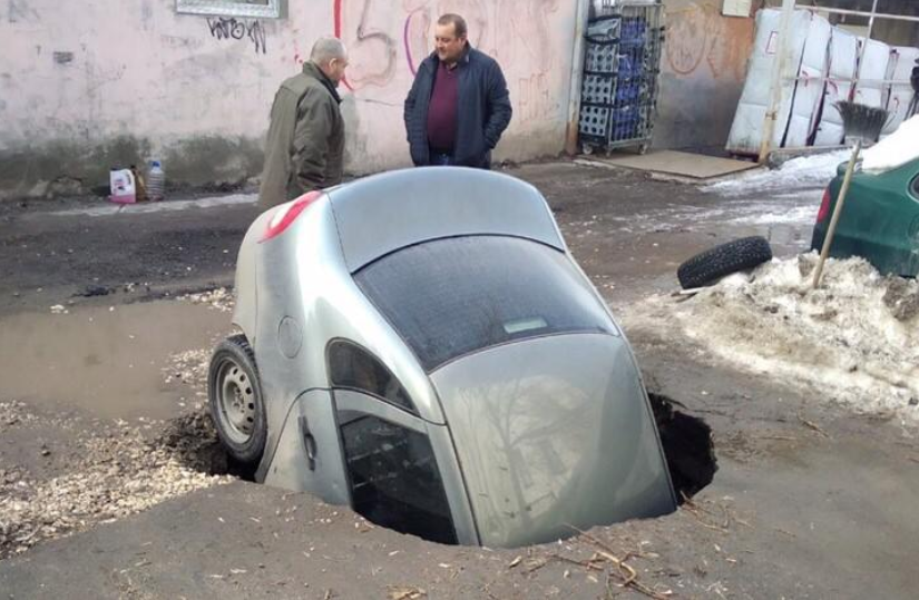 Ушли под асфальт. Автомобиль провалился под асфальт. Машина провалилась во дворе. Самара машина провалилась. Автомобиль вмурованный в стену.