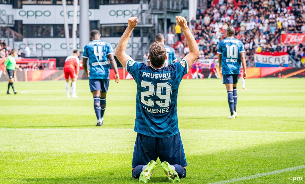 Santiago Gimenez viert een goal voor Feyenoord met God