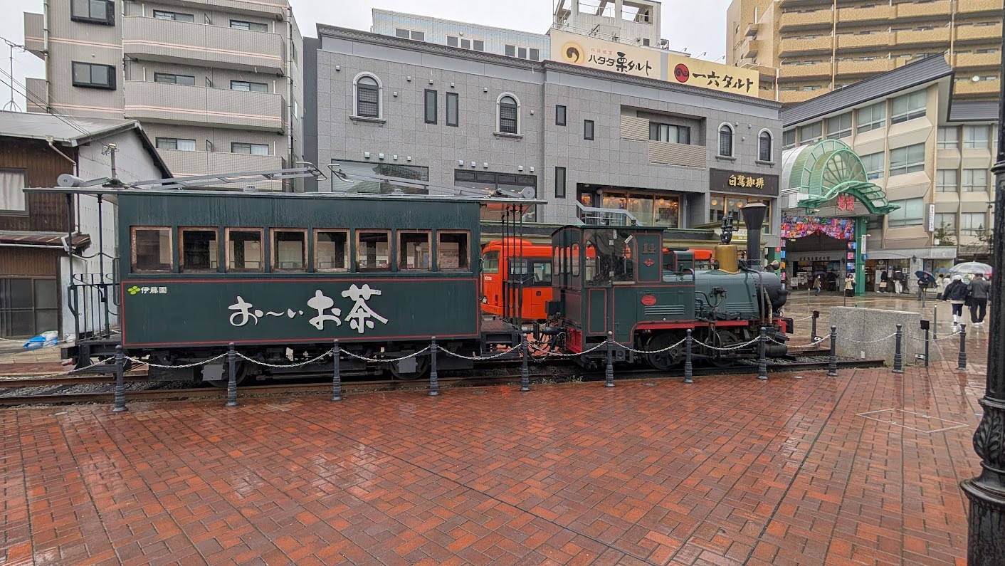 夕暮れ時の道後温泉本館