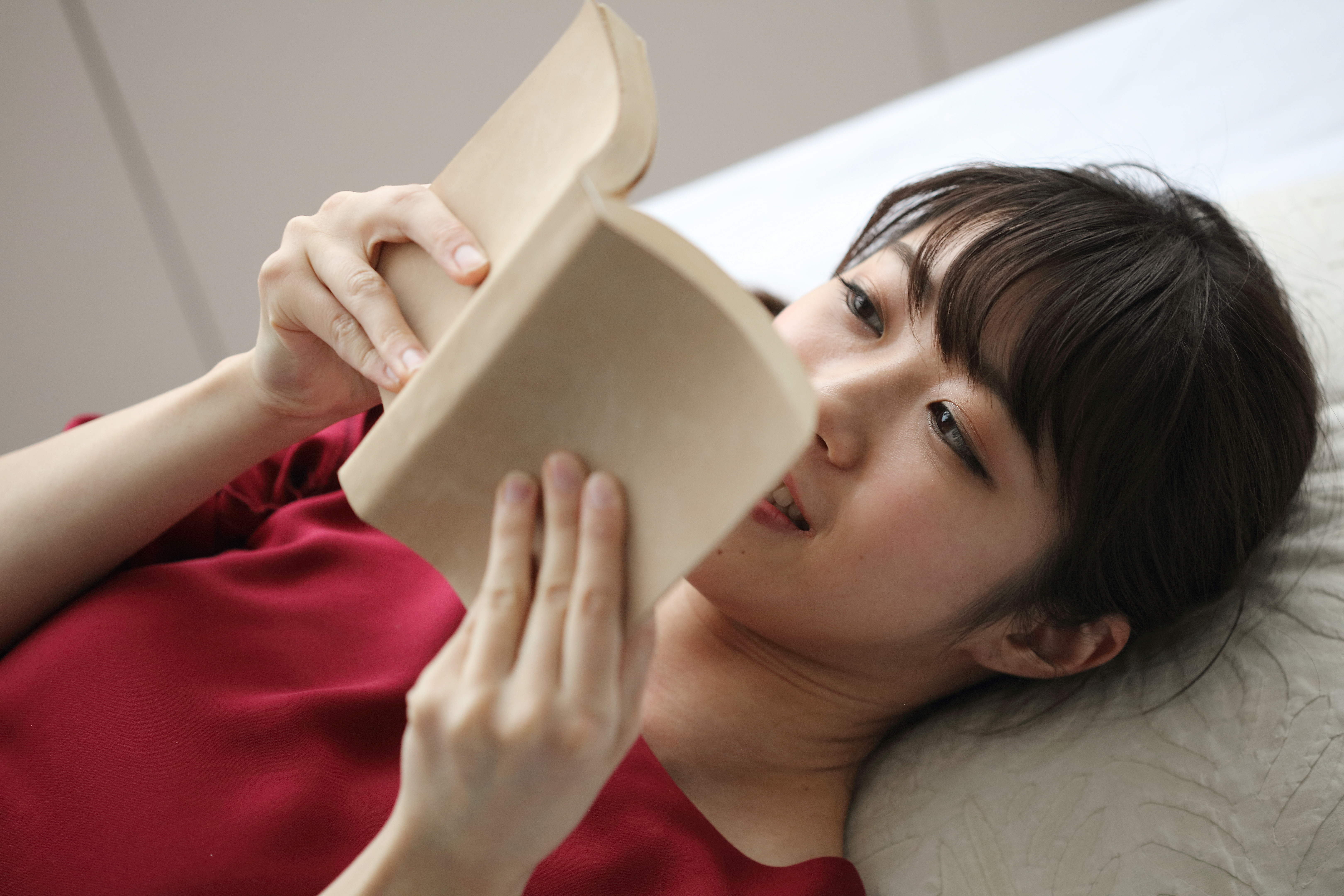 漫画を読む女性