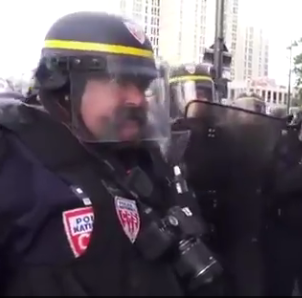 Policia TORTURANDO a una manifestante