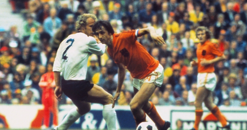 Johan Cruijff in duel met Berti Vogts in de WK-finale van 1974