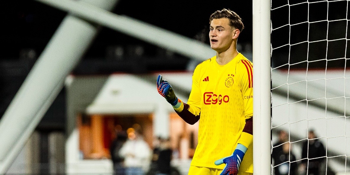 Charlie Setford in het shirt van Ajax