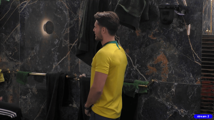 32d4e6382ecca7b0a4bc88a9410a38c9.gif