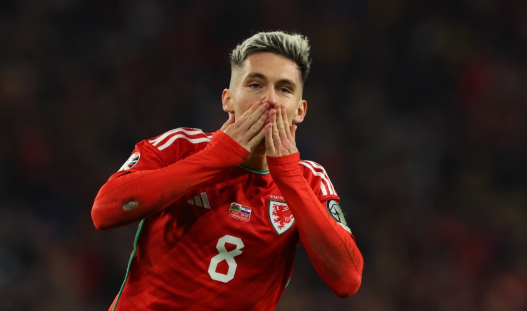 Vermeend Ajax-target Harry Wilson in actie voor Wales