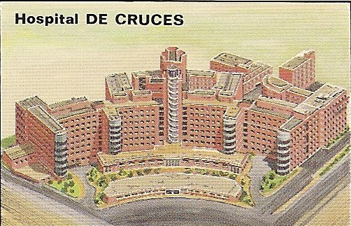Los heridos por el derrumbe de la cruz ingresan en un hospital construido por Franco.