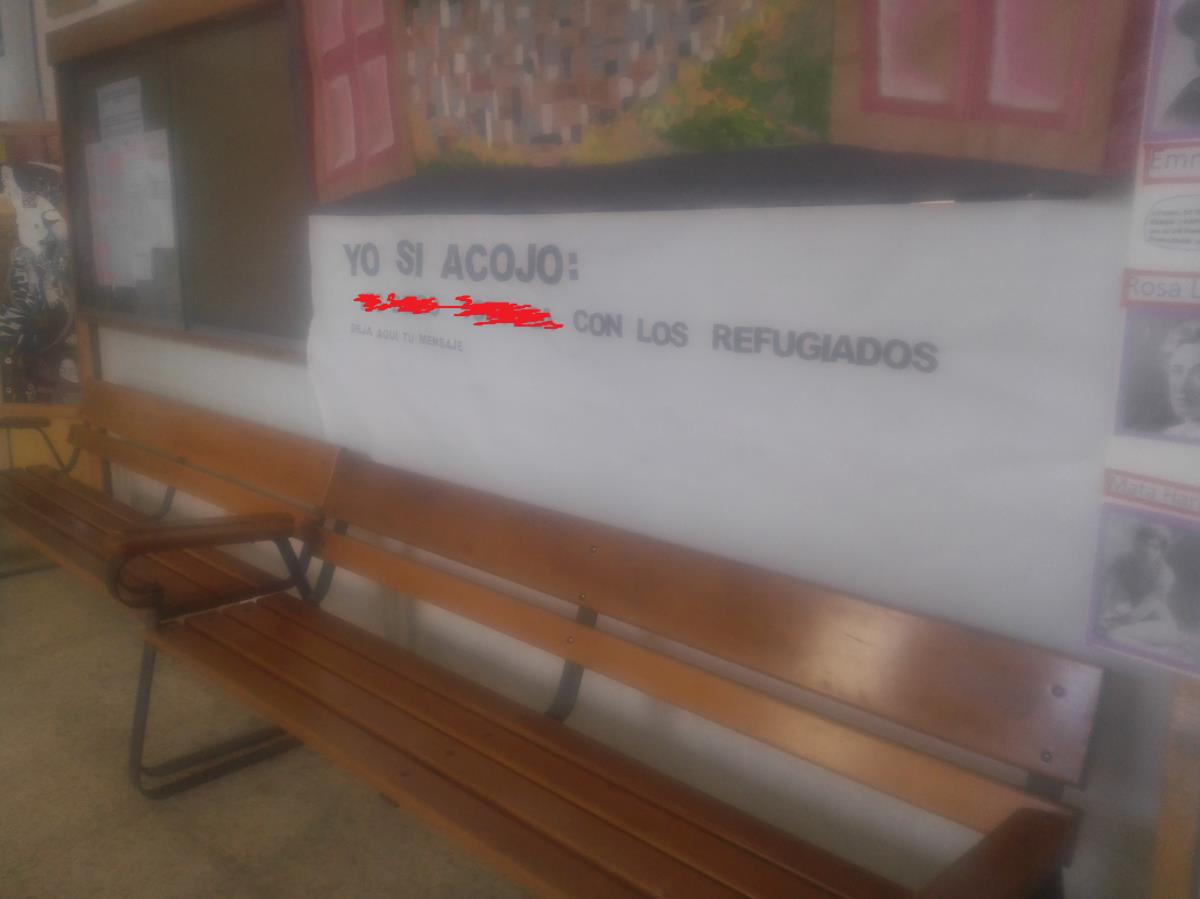 en un INSTITUTO ponen un CARTEL para poner FRASES de APOYO a los REFUGEES