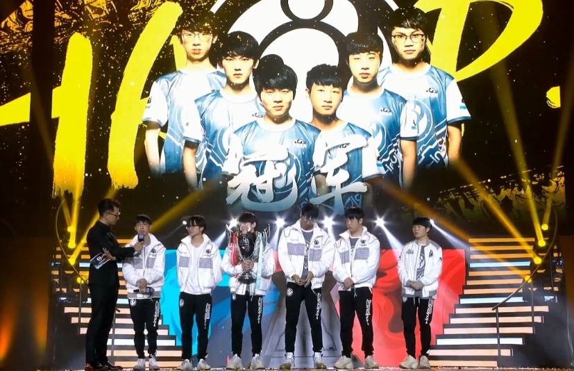Invictus Gaming con el trofeo de la Demacia Cup 2018 de invierno. Fuente: https://twitter.com/lolesportsru/status/1076808588096688130 Invictus Gaming con el trofeo de la Demacia Cup 2018 de invierno. Fuente: https://twitter.com/lolesportsru/status/1076808588096688130