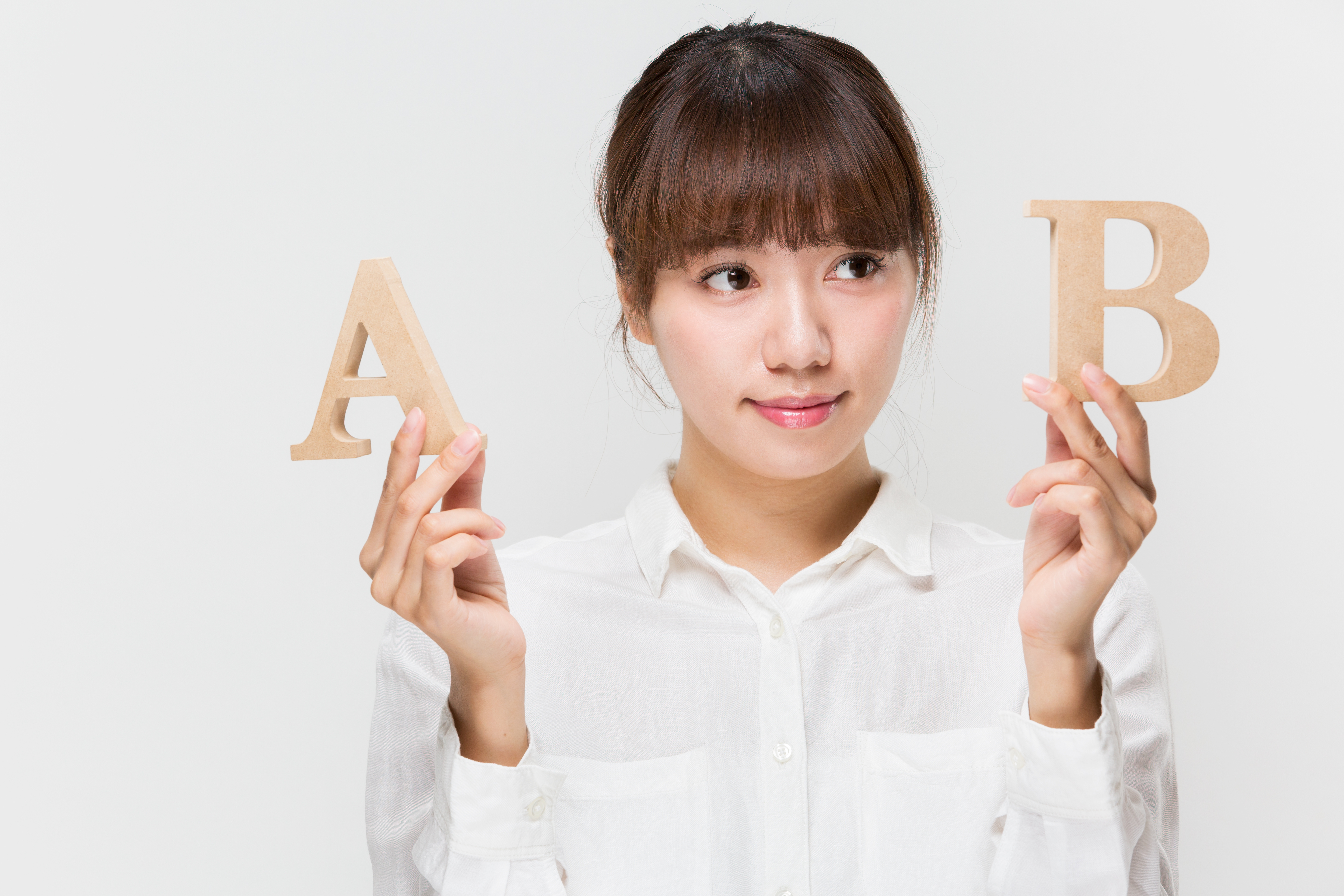 こだわりを持って何かを選んでいるイメージ