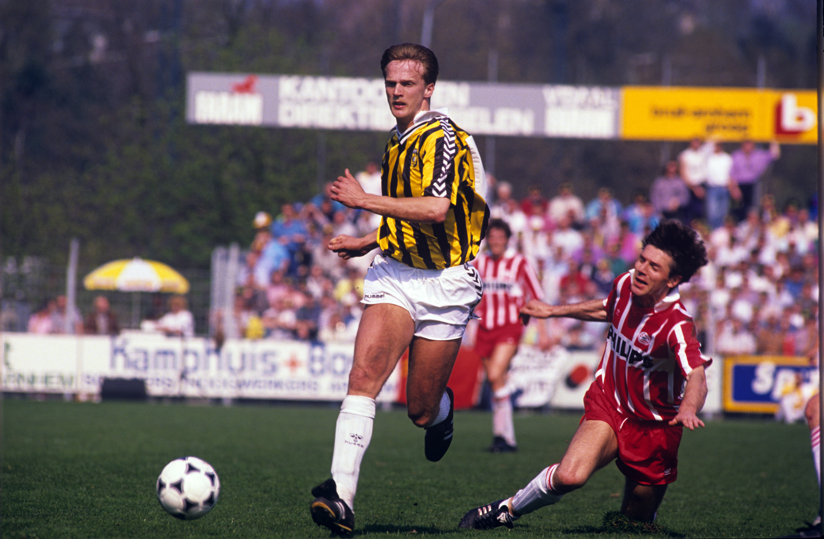 John van den Brom in actie als voetballer van Vitesse.