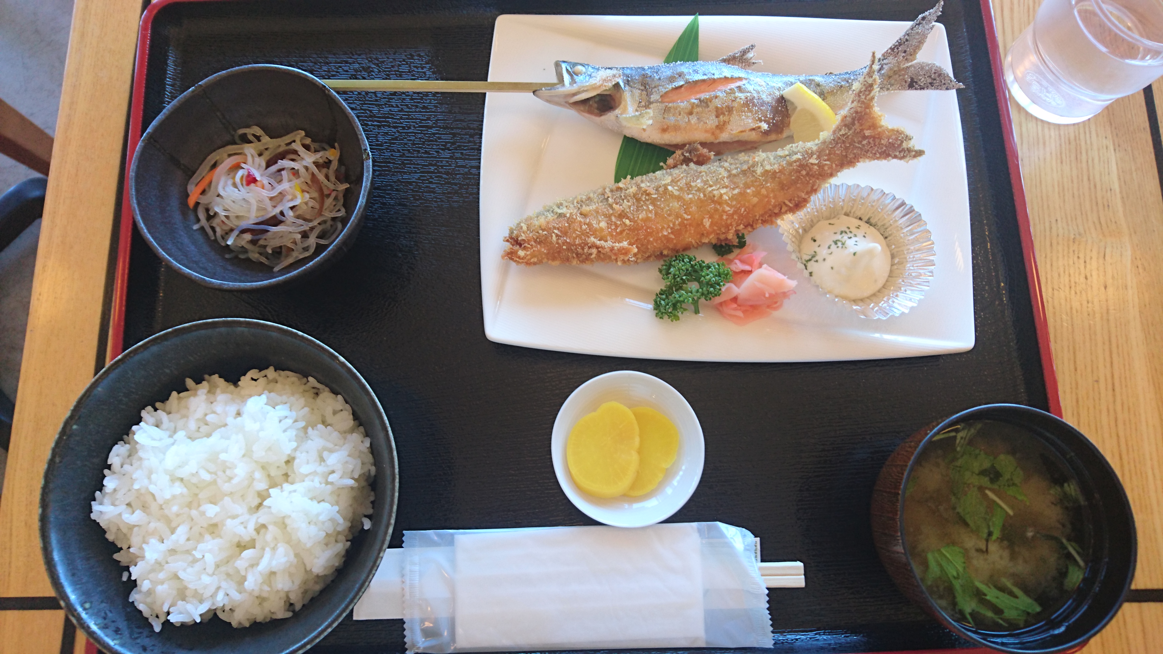 ポロピナイ食堂で食べたヒメマスの姿焼きとフライ