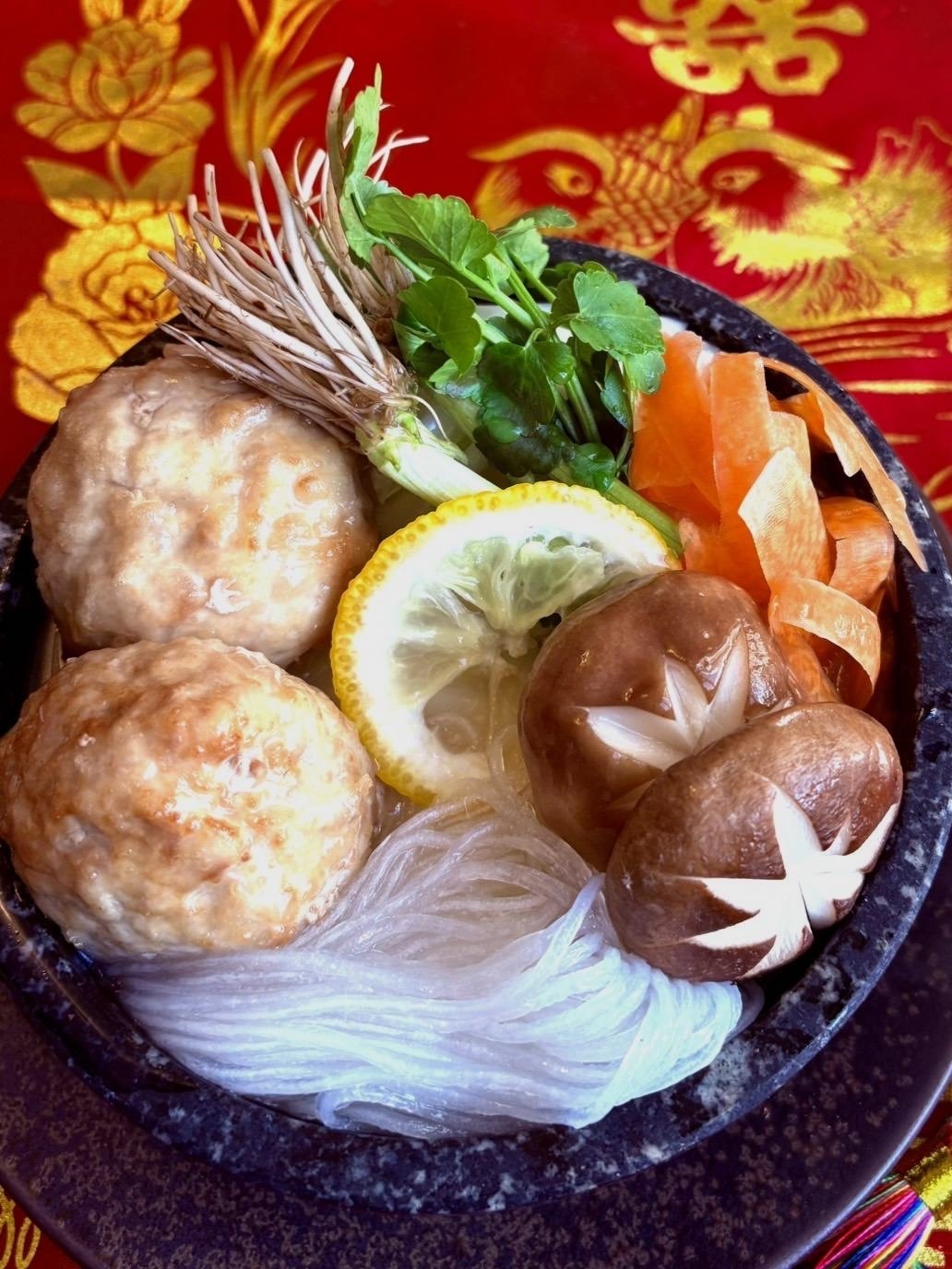 大きな肉団子入り柚子塩白湯鍋