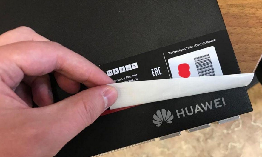 Russian take. Под наклейкой Huawei. Импортозамещение наклейка. Маяк Хуавей импортозамещение. Маяк импортозамещение.