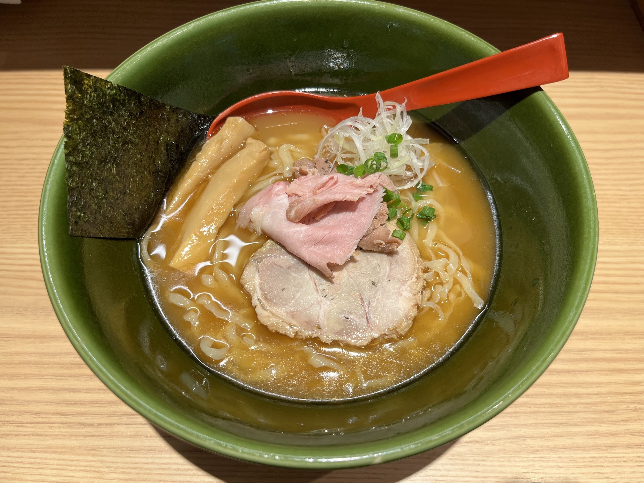 たかはし 焼きあご塩らー麺900円(2024年4月)