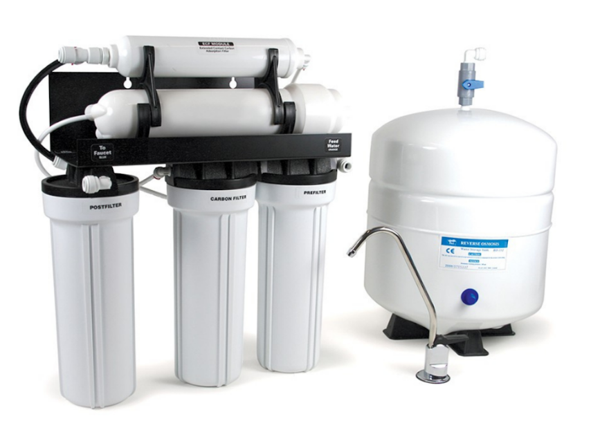 Reverse osmosis water filter with multiple stages