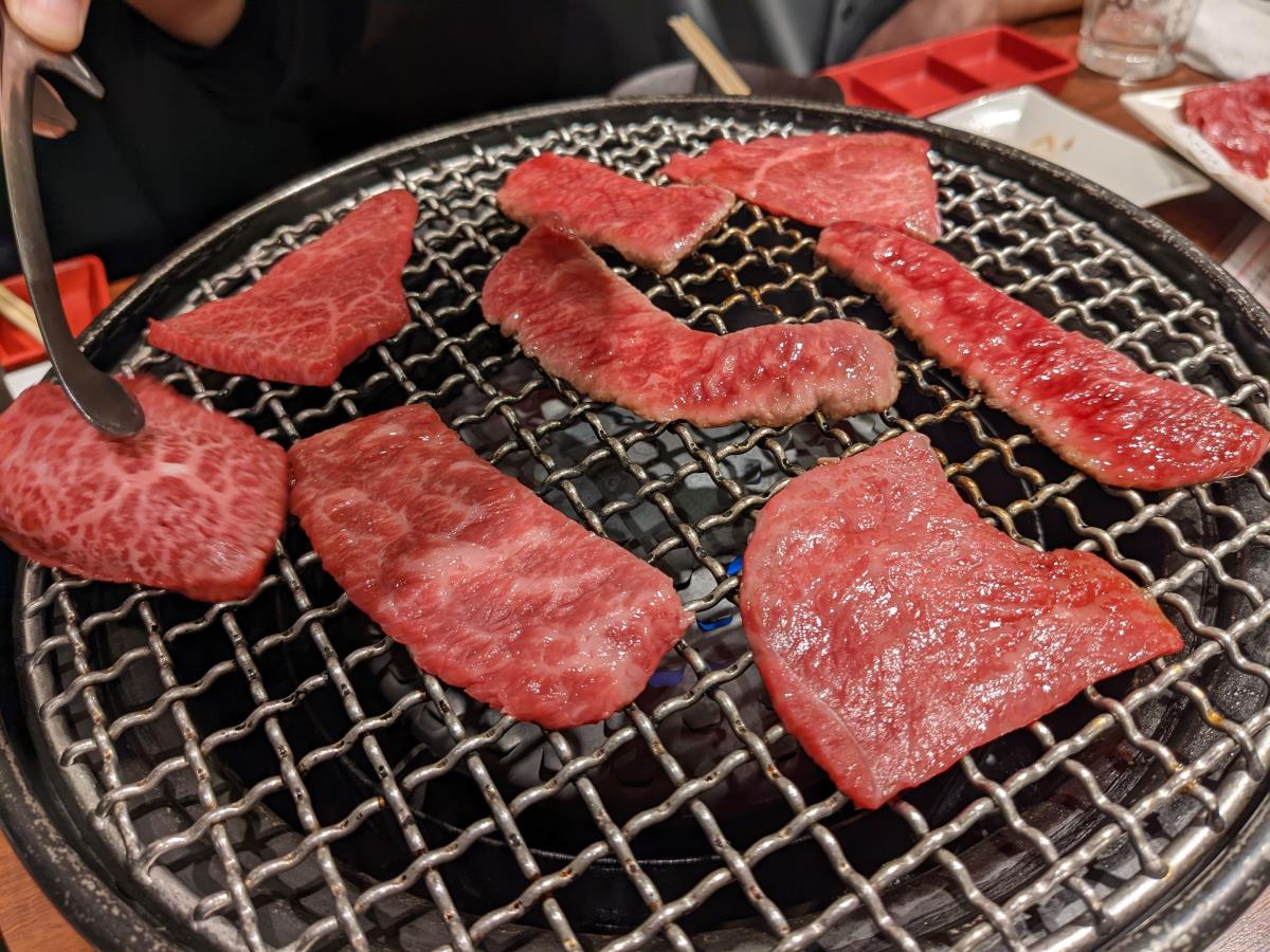 [写真]肉を焼いています