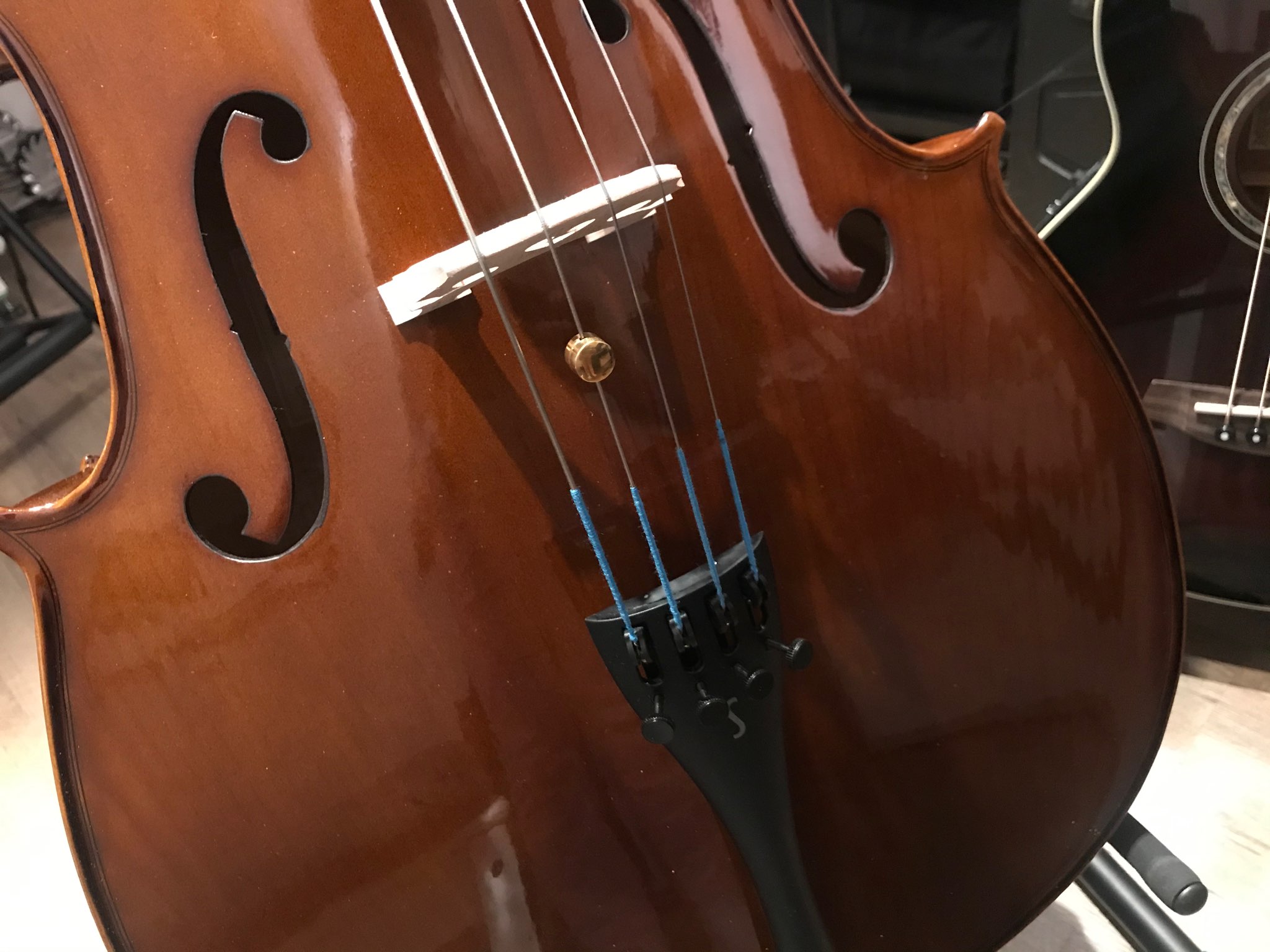 Cello mit LupX auf der G-Saite