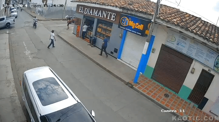 Atropellada por moto sale volando XD