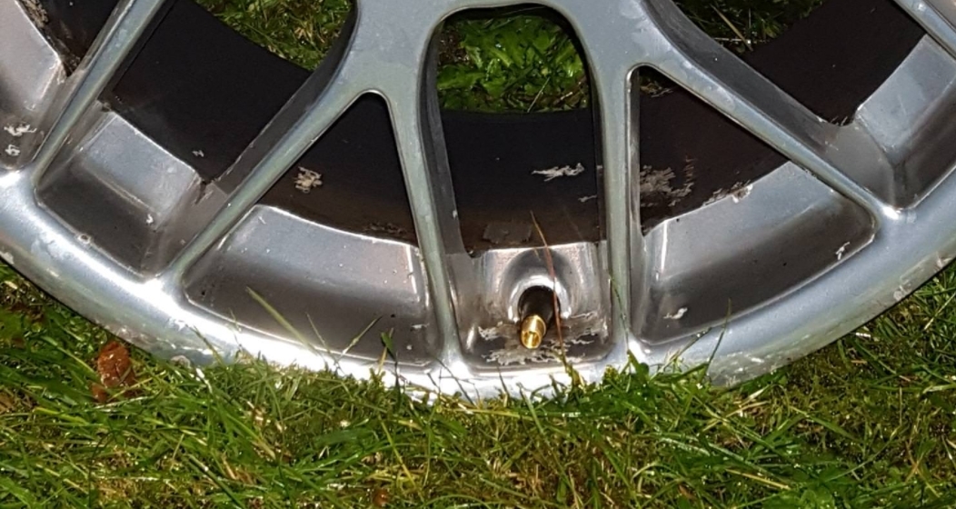 Remove wheel valve stem r/cars