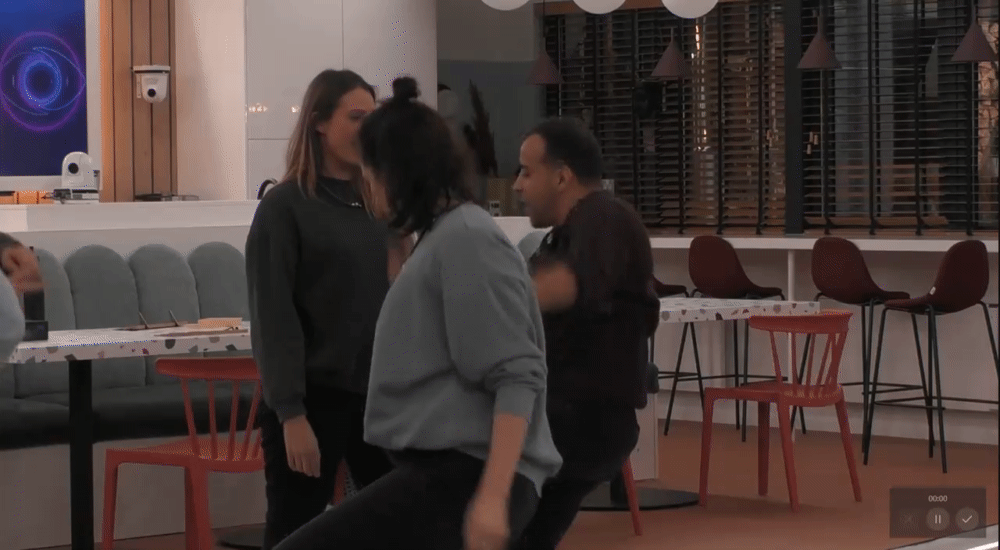 7130f6704f53b87a6f726155317457c5.gif