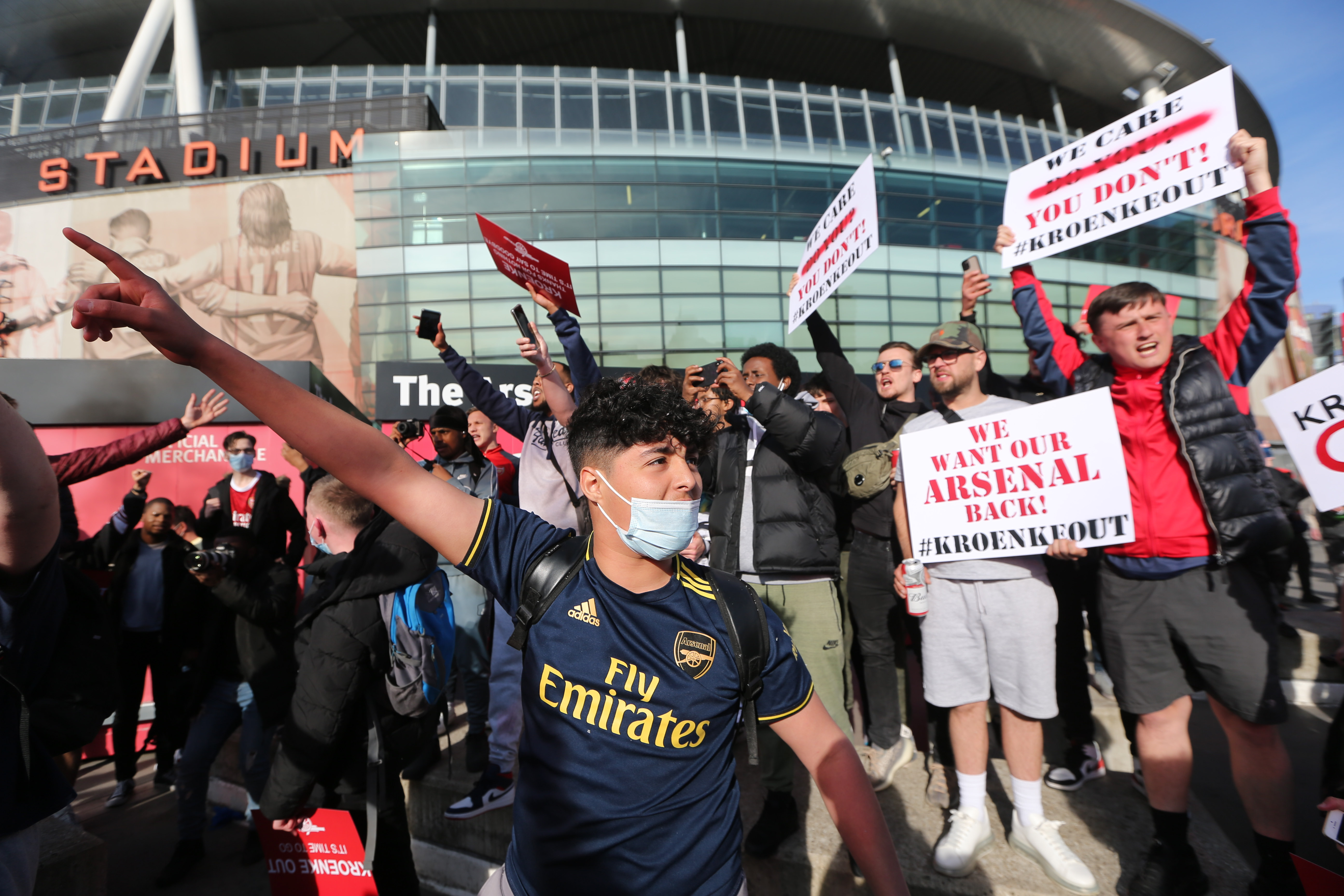 Arsenal-fans protesteren tegen de Super League voor het stadion.