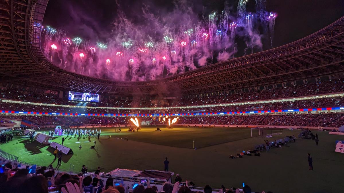 [写真]花火やflame特効で盛り上がるJリーグ30周年記念試合