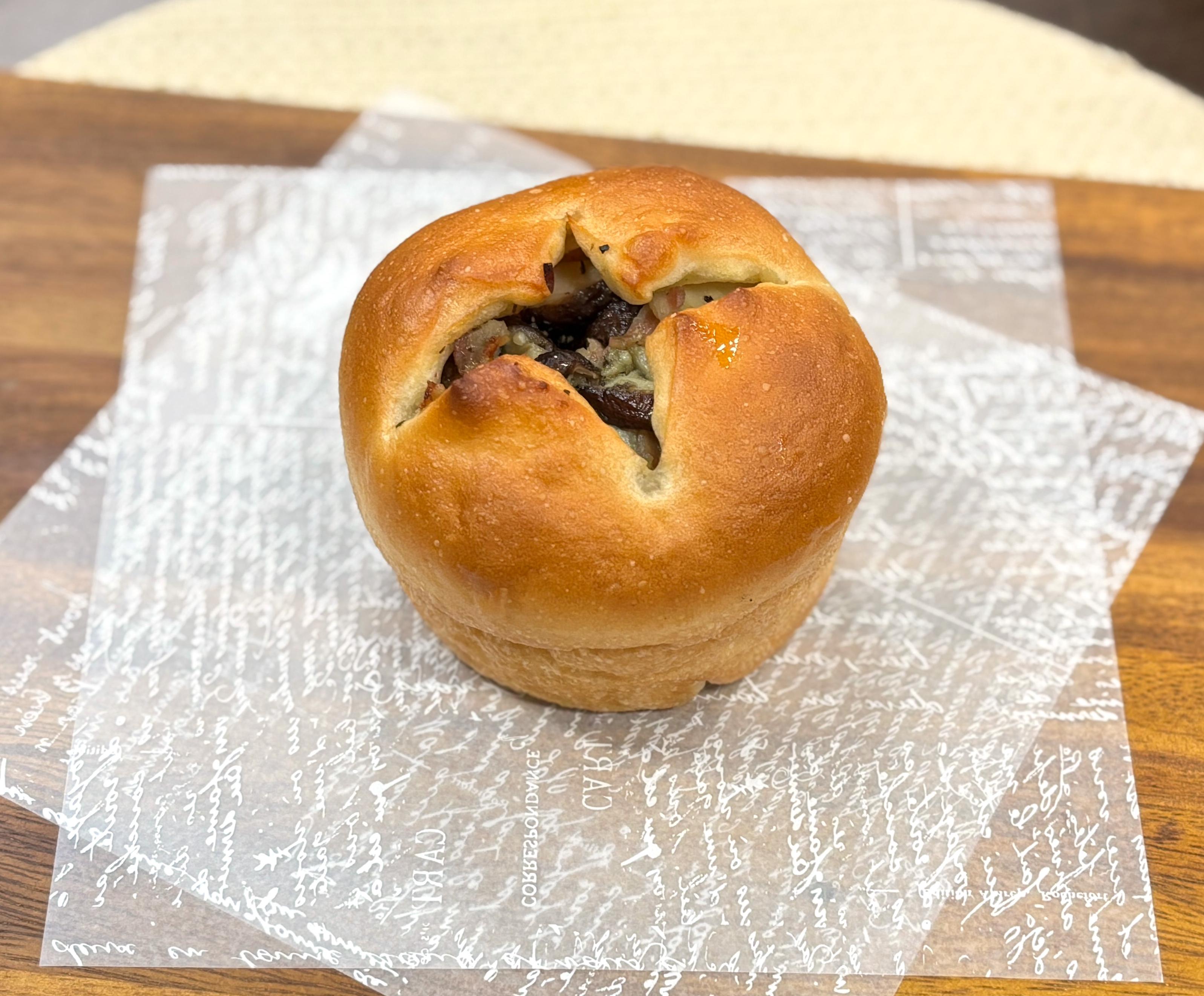 しいたけとベーコンバジルパン