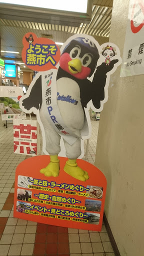 [写真]燕三条駅にいたスワローズの畜生ペンギンことつば九郎