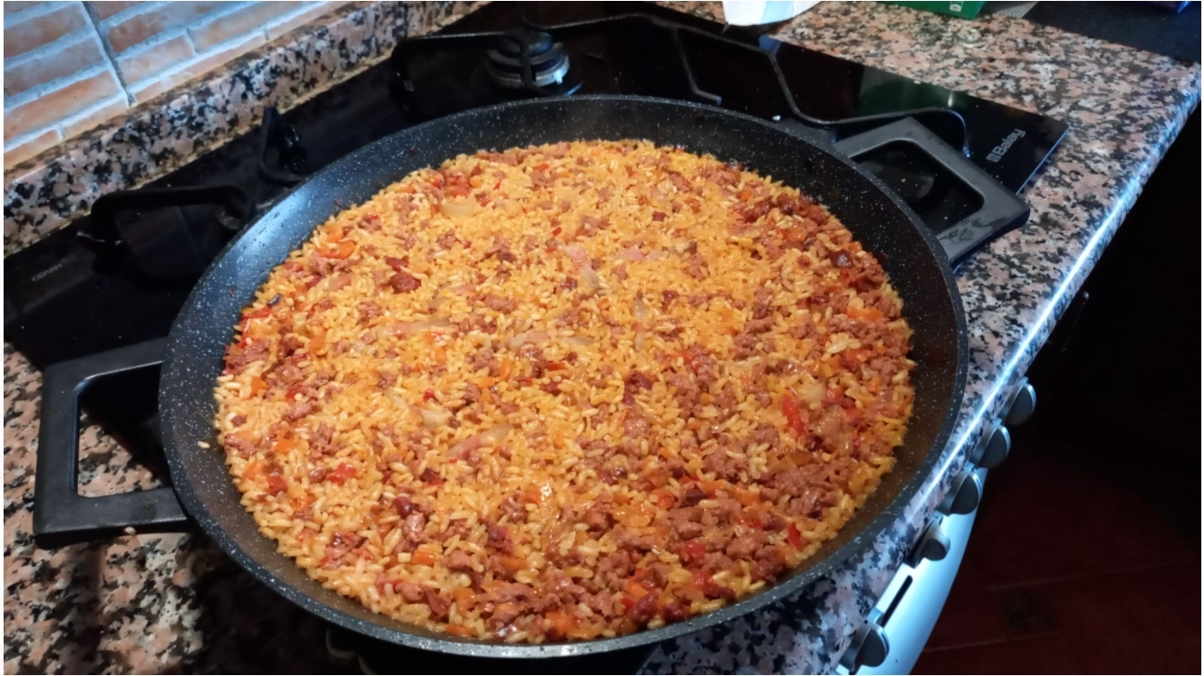 Hoy paella de chorizo, guanciale, hamburguesa de pavo y verduras