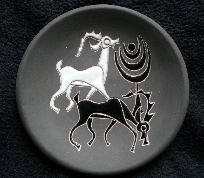 Assiette grise à motif d'un peintre devant un chevalet  avec des chèvres  Praxitèle ZOGRAPHOS (1906-1990) 825aff64340cc9e41ae6400f46e03cc6