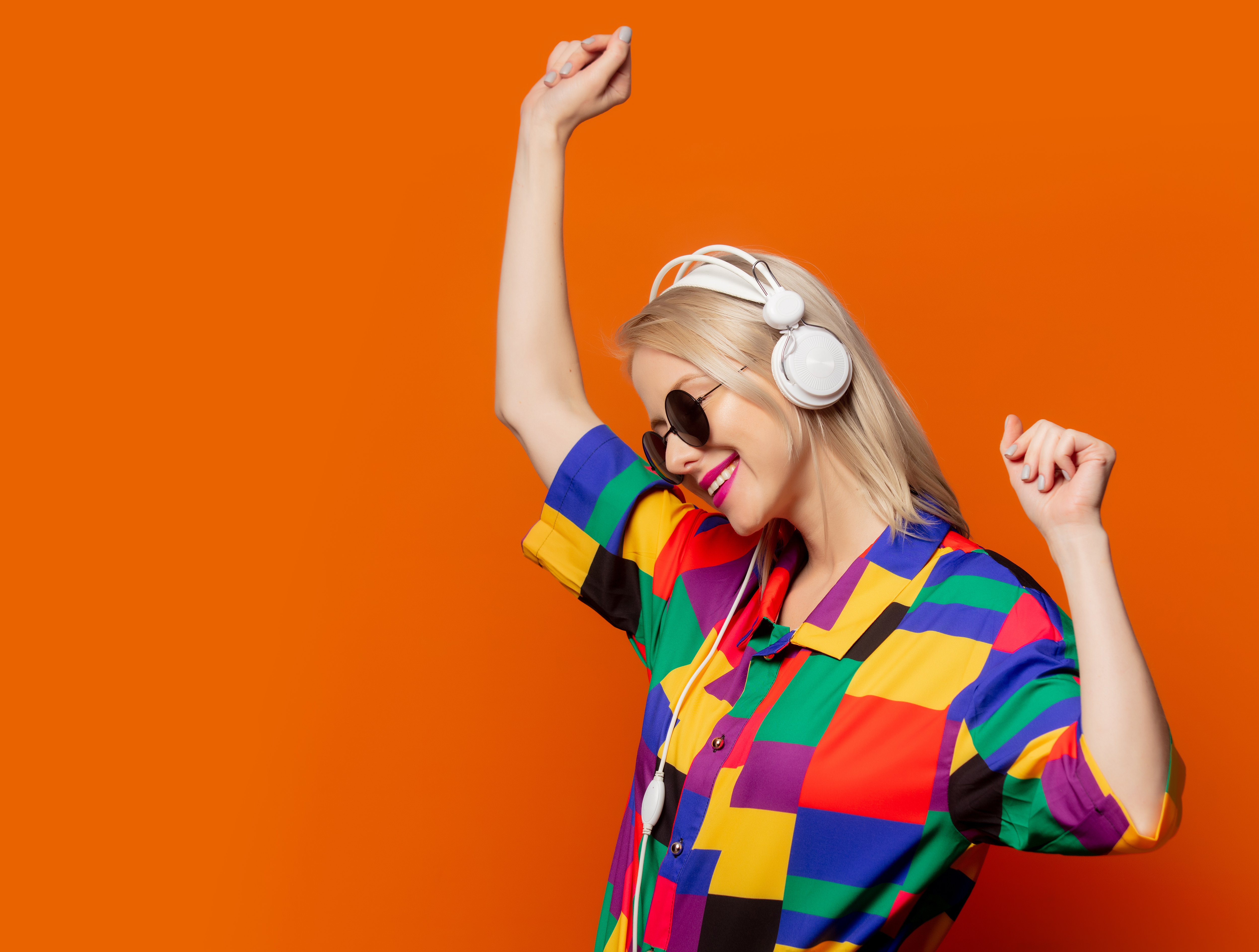 音楽を聴く女性