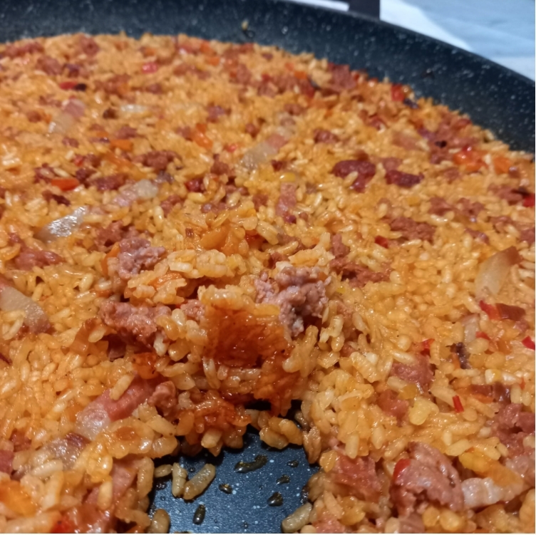 Hoy paella de chorizo, guanciale, hamburguesa de pavo y verduras