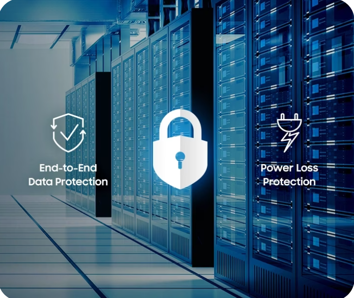 サーバーラックが並ぶデータセンターの通路。左側には「End-to-End Data Protection」（エンドツーエンドのデータ保護）のテキストと盾のアイコン、右側には「Power Loss Protection」（電力損失保護）のテキストと雷のアイコンが表示されています。
