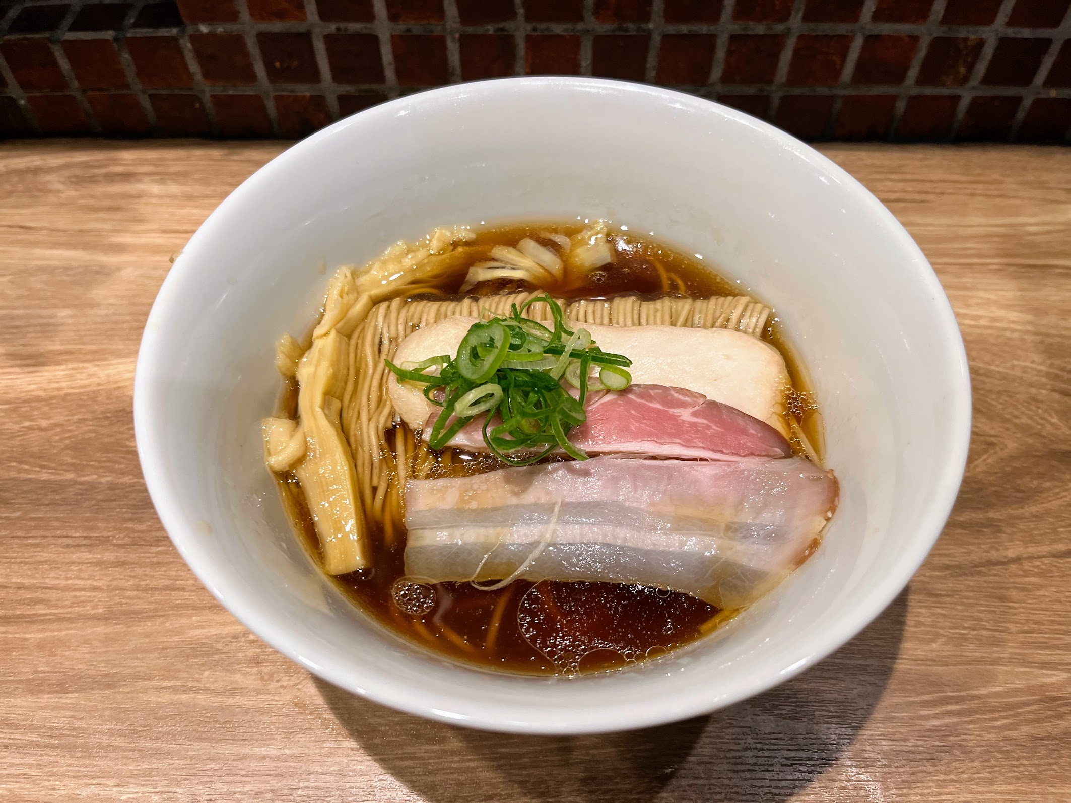 川崎・一文 醤油らぁ麺970円(2024年4月)
