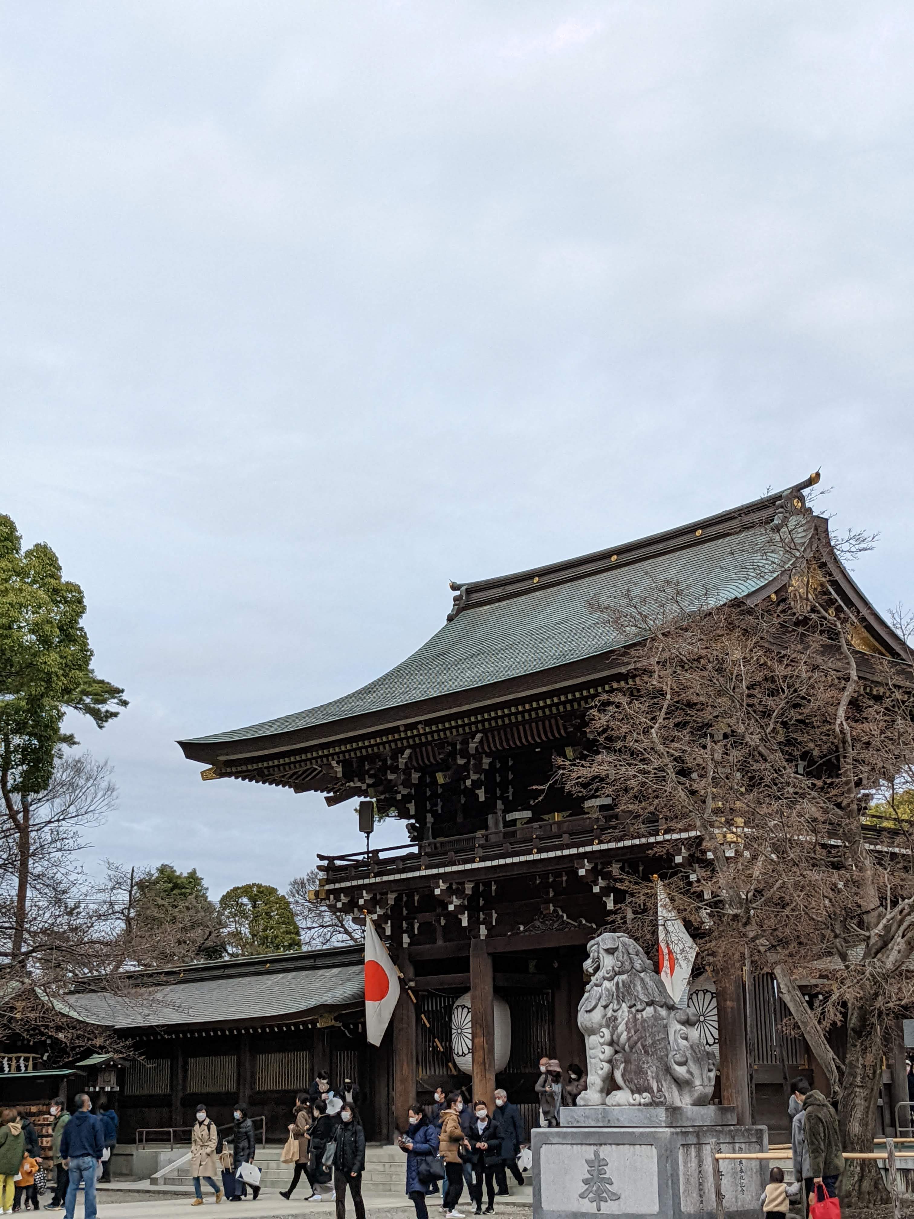 [写真]寒川神社の門とこま犬